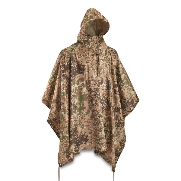 Poncho im Armeestil der Marke Mil-Tec aus Ripstop und Flectarn, wasserdicht, leicht