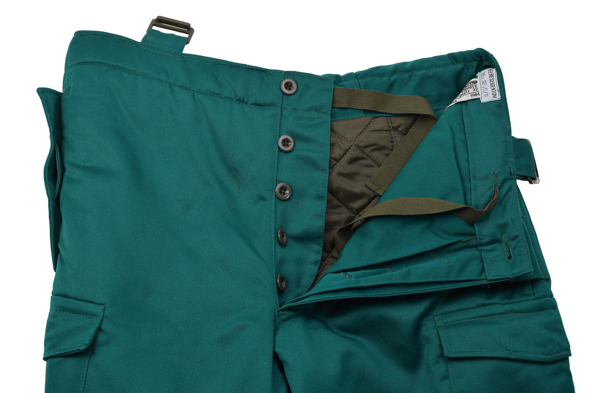 Original österreichische Militär-Thermo-Trägerhose für kaltes Wetter, isoliert, grün