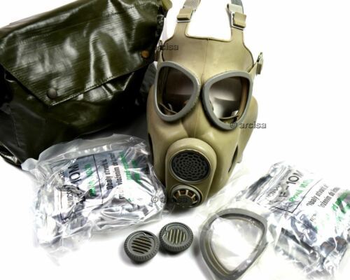 Authentische tschechoslowakische Militärgasmaske M-10 mit Originalzubehör und Tragetasche aus der Zeit des Kalten Krieges.