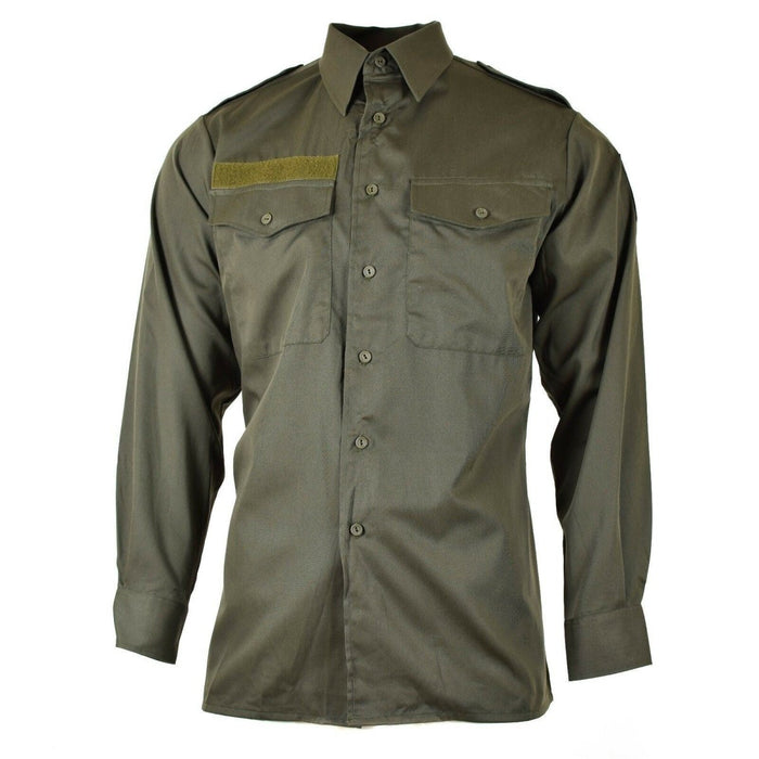 Echtes olivgrünes M65-Militärkampfhemd der österreichischen Armee mit langen Ärmeln, Knopfleiste vorne und Brusttaschen.