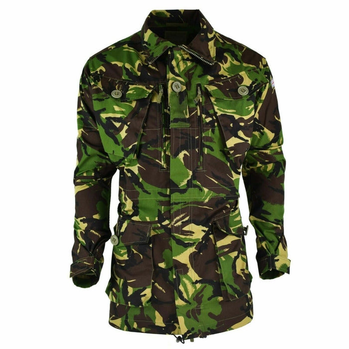 Jacke der britischen Armee in DPM-Waldtarnung, langlebig, wasserabweisend, mit mehreren Taschen und verstellbaren Funktionen.