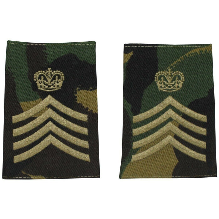 Paar echte Major-Schulterschlaufen der britischen Armee im DPM-Tarnmuster mit gestickten Kronenabzeichen auf Stoffmaterial