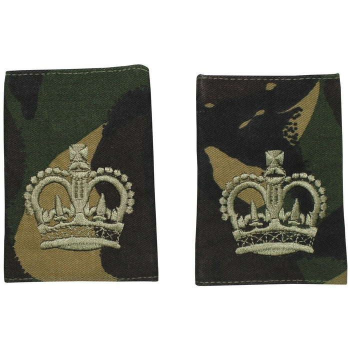 Echte Sergeant-Major-Schulterschlaufen der britischen Armee mit Kronenabzeichen auf DPM-Tarnstoff-Schulterklappen.