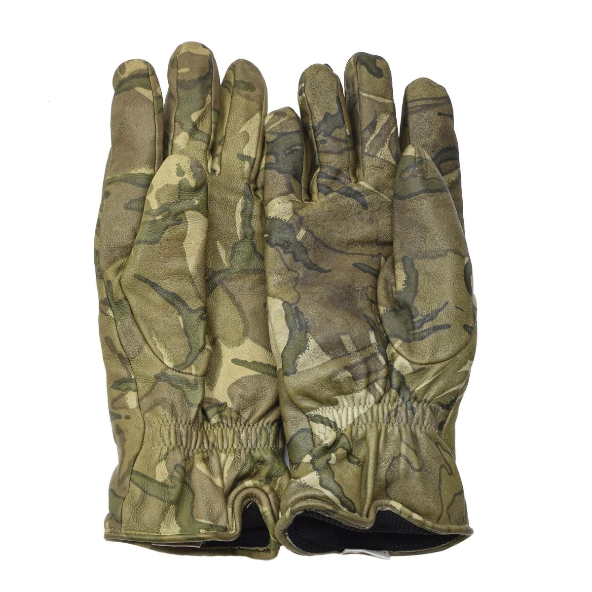 Echte britische militärische Kampf- und Taktikhandschuhe aus Leder, isoliert, MTP-Tarnung