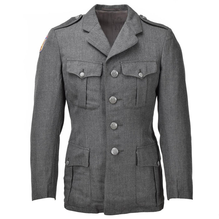 Echte graue Militäruniformjacke der dänischen Zivilverteidigungskräfte mit Abzeichen und geknöpfter Vorderseite für formelle Kleidung.
