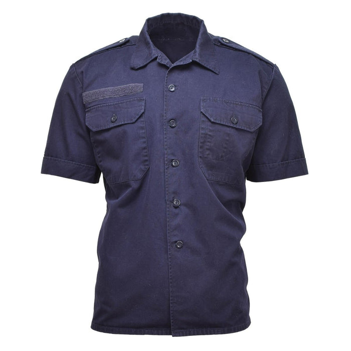 Einfarbiges, blaues niederländisches Militär-Überschuss-Kurzarmhemd mit Knopfleiste vorne, Brusttaschen und Schulterklappen.