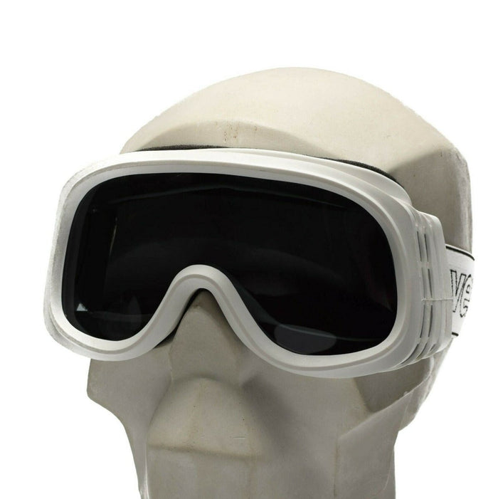 Weiße französische Alpen-UVEX-Brille mit dunklen Gläsern und verstellbarem Riemen am Mannequin-Kopf zum Schutz der Augen.
