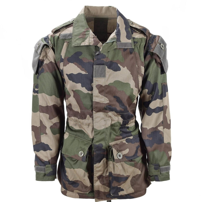 Authentische französische Armee-Parka-T4-Kampfjacke mit CCE-Tarnung, mehreren Taschen, strapazierfähiger Baumwollmischung für tropisches Wetter.