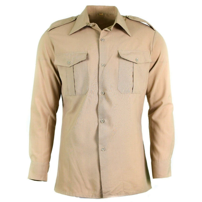 Beiges echtes Arbeitshemd der französischen Armee mit Brusttaschen und Schulterklappen, strapazierfähiges Militärdesign aus Polywolle, neuwertiger Zustand.