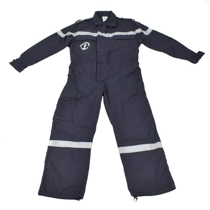 Dunkelblauer, thermostabiler französischer Marine-Overall mit reflektierenden Bändern und flach liegendem Frontreißverschluss.