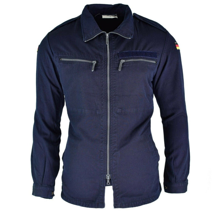 Echte feuerfeste Aramidjacke in Marineblau mit Reißverschlusstaschen auf der Brust und deutschem Flaggenaufnäher am Ärmel