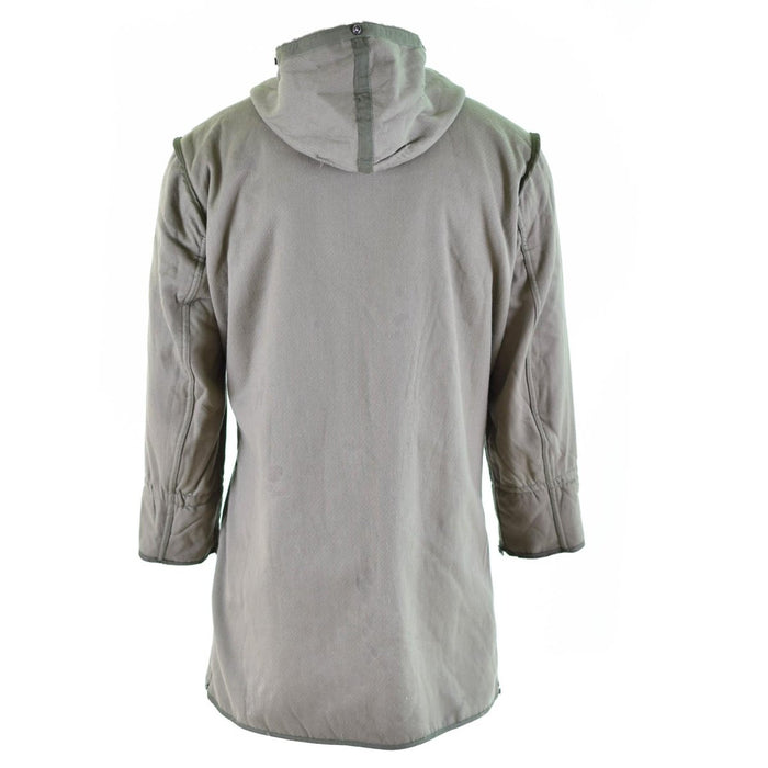 Rückansicht eines echten Bundeswehr-Parka-Militärüberschuss-Langmantels mit Kapuze und Winterfutter.