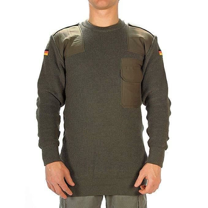 Pullover aus olivgrüner Wolle der Bundeswehr mit verstärkten Aufnähern, Brusttasche und Abzeichen der deutschen Flagge an den Ärmeln.