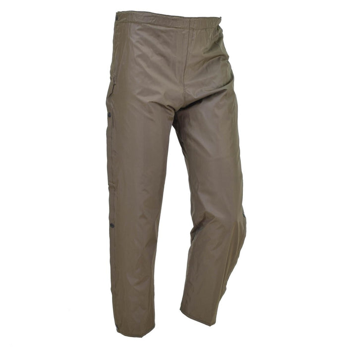 Echte wasserdichte italienische Militär-Regenhose in Olivgrün mit Thermofutter und seitlichen Beinöffnungen für Stiefelzugang