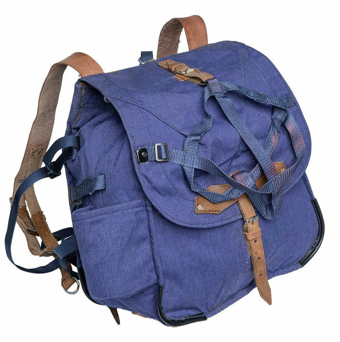 Echter Rucksack der rumänischen Armee aus blauem Canvas mit Lederriemen und mehreren Fächern für den dauerhaften Einsatz im Freien.