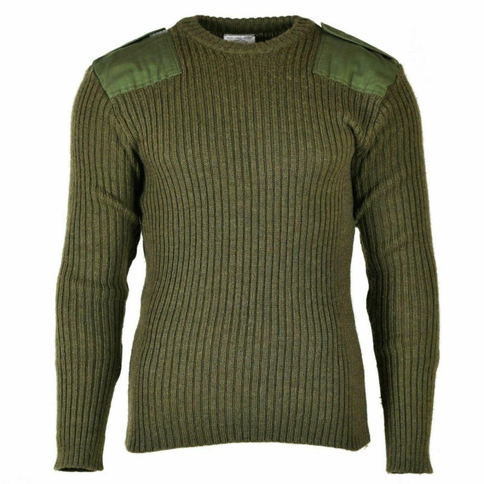 Olivgrüner Wollpullover der britischen Armee mit verstärkten Schultern und Ellbogen, Rippstrickkragen, Manschetten und Bund.