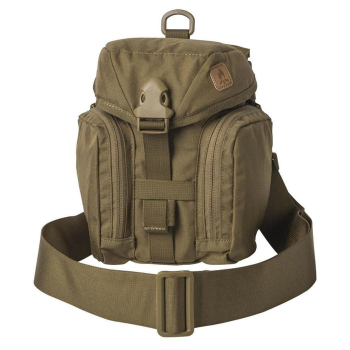 Helikon-Tex Essential Kit Bag aus olivfarbenem Cordura mit MOLLE-Schlaufen, verstellbarem Riemen und mehreren Reißverschlussfächern.