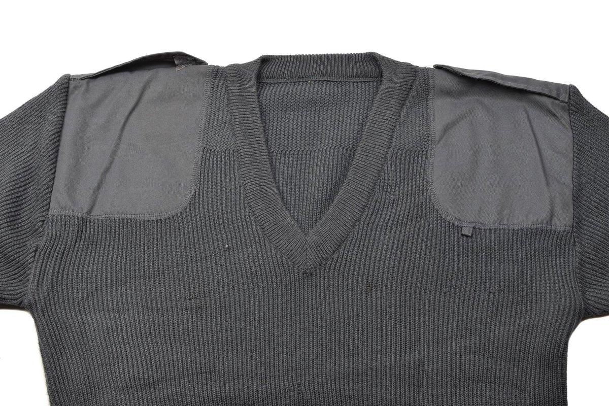 Italienischer Militärpullover aus grauer Wolle mit V-Ausschnitt und verstärkten Ellbogen