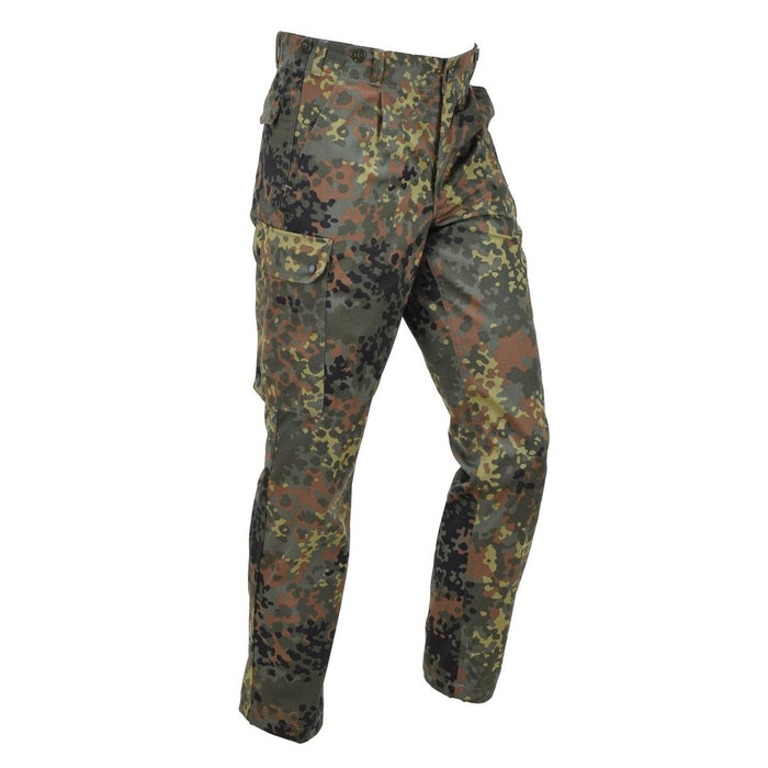 Leichte taktische Airsoft-Hose für Herren von Leo Köhler im Flecktarn-Tarnmuster mit Cargotaschen und Gürtelschlaufen.