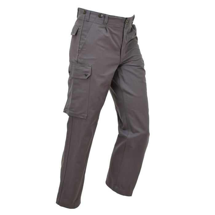 Graue Herren-Cargohose im Military-Stil mit mehreren Taschen, strapazierfähigem Baumwollstoff und entspannter Passform für vielseitigen Tragekomfort.
