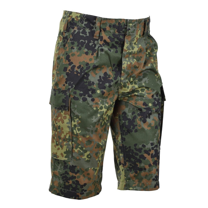 Knielange Cargo-Shorts von Leo Kohler in Flecktarn-Tarnung mit strapazierfähigem Stoff und mehreren Taschen für den Outdoor-Einsatz.