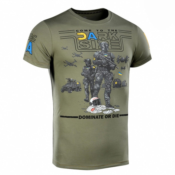 Olivgrünes M-TAC-T-Shirt im Militärstil mit taktischer Soldatengrafik und Detail der ukrainischen Flagge am Ärmel.