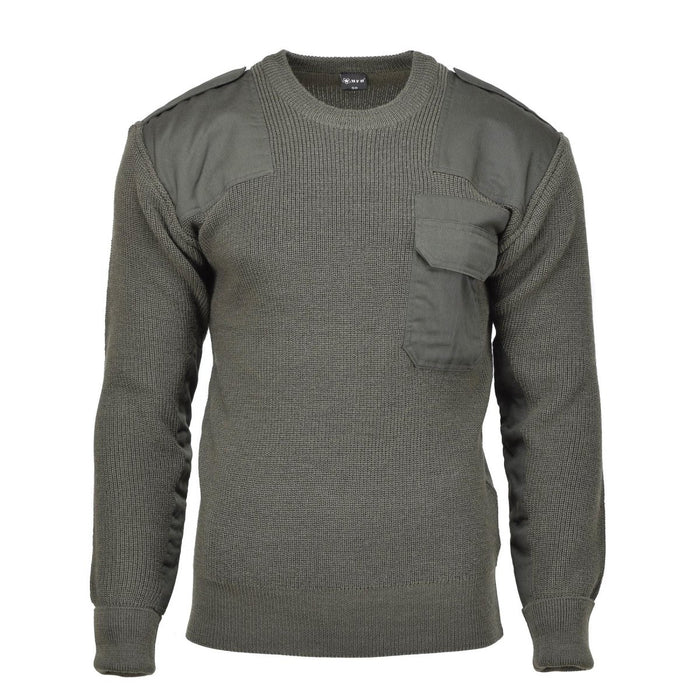 Graues Langarmshirt mit Tasche auf weißem Hintergrund