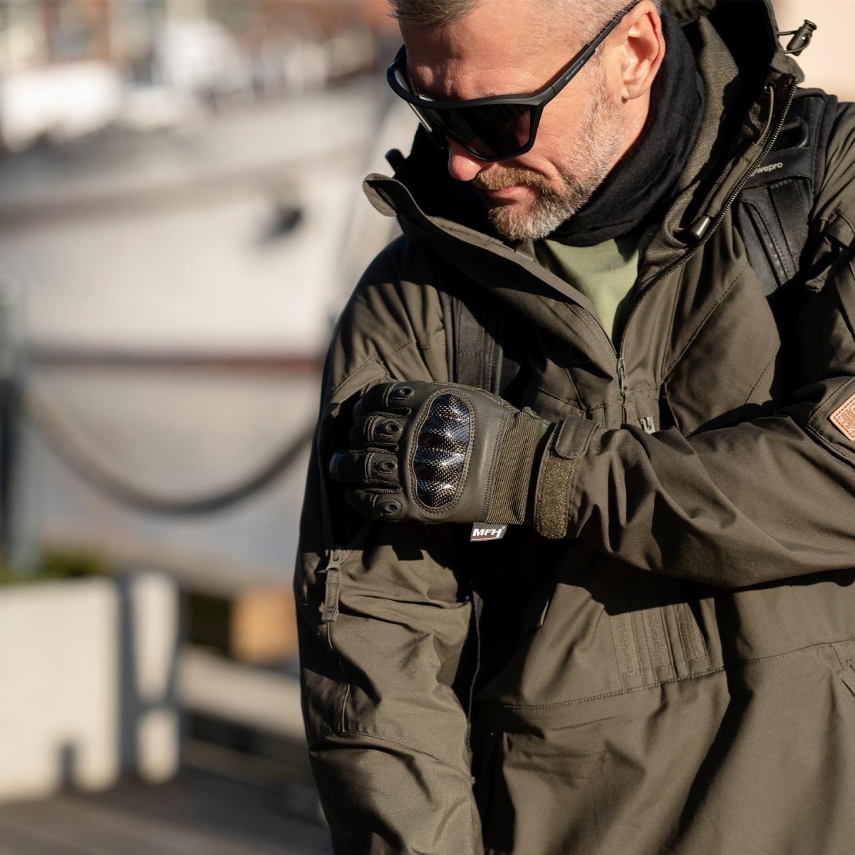 Taktische Handschuhe im Militärstil der Marke MFH Mission Combat in Olivgrün mit Free Fire-Finger