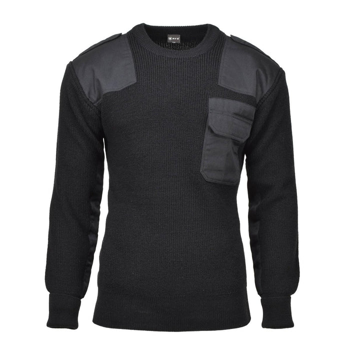 Schwarzer Pullover der deutschen Armee von MFH Brand mit Rippstrickwolle, verstärkten Schulter- und Ellbogenpatches und einer praktischen Tasche vorne.