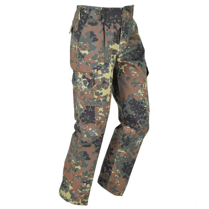 Mil-Tec-Cargohose im Flecktarn-Camouflage-Stil der Bundeswehr mit mehreren Taschen, strapazierfähigem und atmungsaktivem Stoff für den Einsatz im Freien.