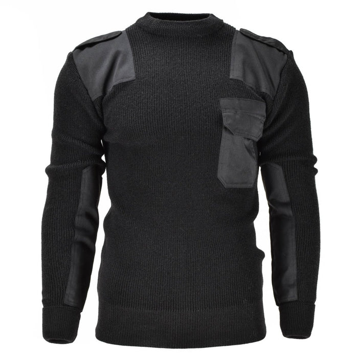 Schwarzer Mil-Tec-Pullover der Bundeswehr mit verstärkten Ellbogen, Schulterpolstern, Schulterklappen und Brusttaschendesign.
