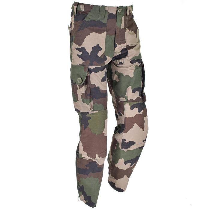 Mil-Tec CCE-Camouflagehose im Militärstil mit Ripstop-Gewebe, gepolsterten Knien, verstellbarem Bund und Reißverschluss an der Unterseite.