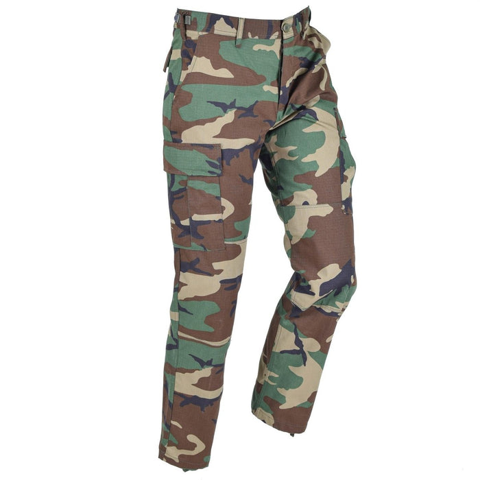 Mil-Tec BDU-Cargohose im US-Armee-Stil mit Woodland-Camouflage-Ripstop, konzipiert für Strapazierfähigkeit und den Einsatz im Freien