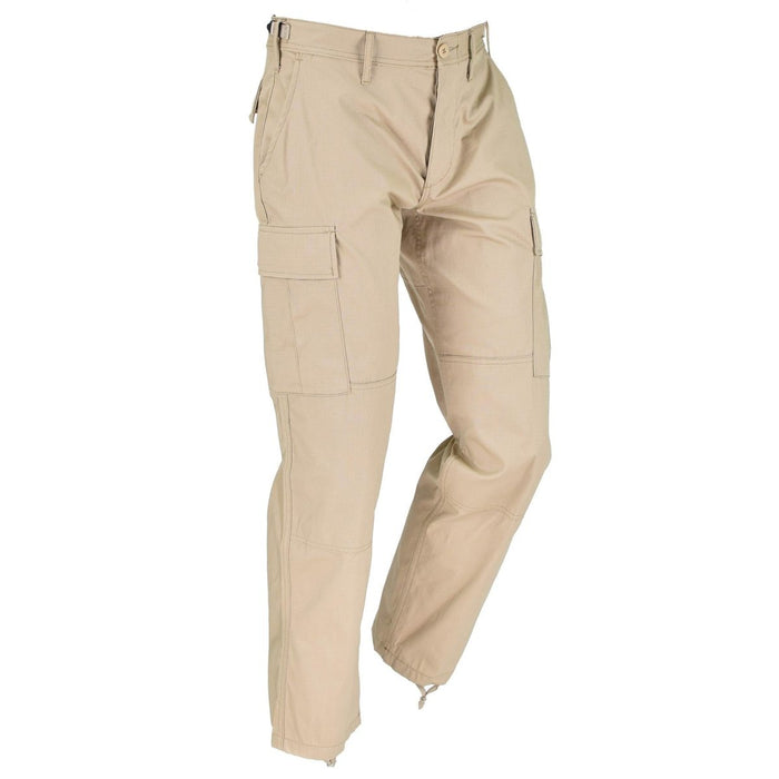 Khakifarbene Mil-Tec-Feldhose für Herren im US-Armee-Stil mit Cargotaschen und verstellbaren Bündchen für Strapazierfähigkeit und Komfort.