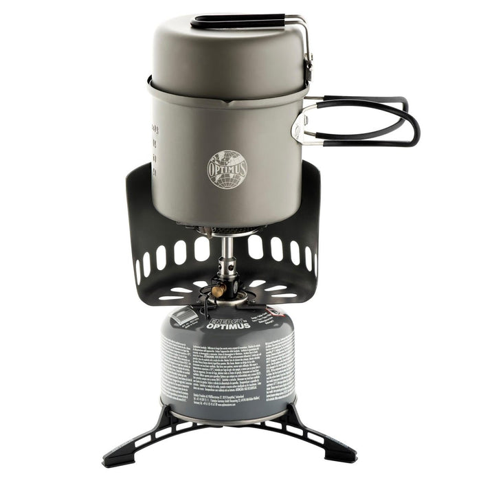 Kompakter Campingkocher Optimus Elektra FE mit Topf, Pfanne, Windschutz und Brennstoffkanister, ideal zum Kochen im Freien.
