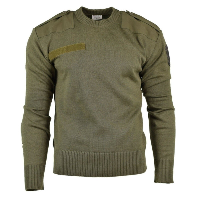 Grüner Pullover im Militärstil mit Schulterpolstern auf weißem Hintergrund