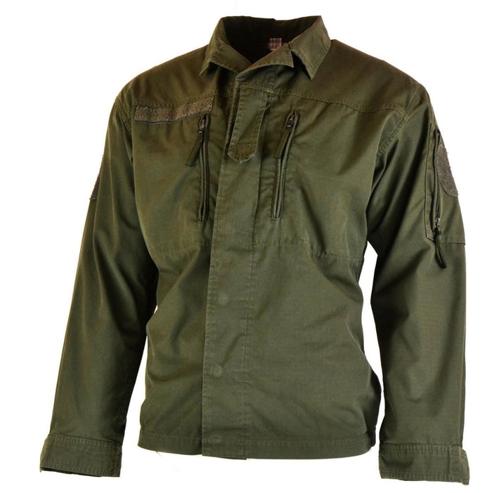 Original österreichische BH-Armee-Kampfhemdjacke aus olivgrünem Ripstop-Stoff mit Brust- und Armtaschen mit Reißverschluss.