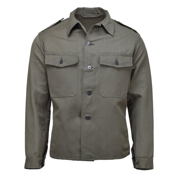Vintage österreichische M59-Feldjacke in Oliv, Knopfleiste vorne mit Taschen und verstellbaren Manschetten, Hemdjacke im Militärstil des Zweiten Weltkriegs.