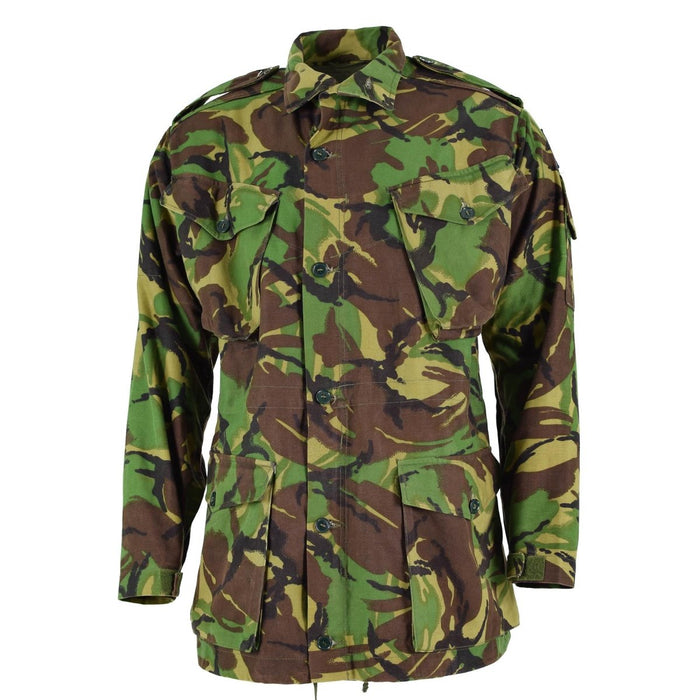 BDU-Kampfsmockjacke der britischen Armee im Waldtarnmuster mit mehreren Taschen und verstellbarer Passform für den Einsatz bei kaltem Wetter.