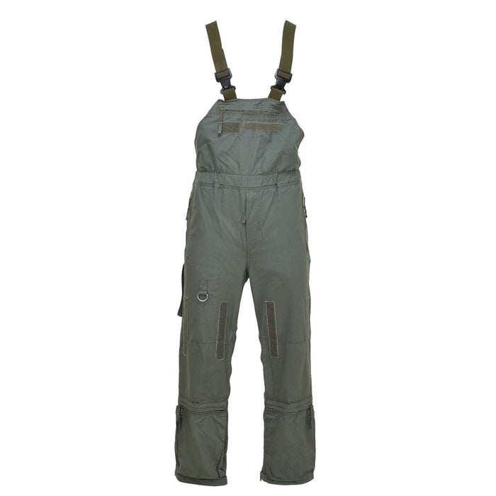 Olivgrüne, schwer entflammbare Aramid-Latzhose mit verstellbaren Trägern und mehreren Cargotaschen für den robusten militärischen Einsatz.