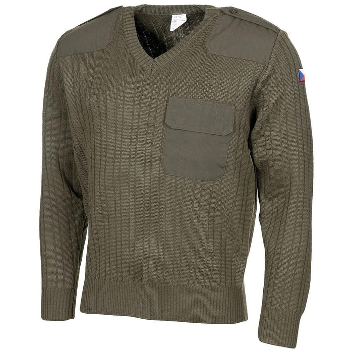 Olivgrüner Wollpullover der tschechischen Armee mit V-Ausschnitt, verstärkten Ellbogen, Schulteraufnähern und tschechischer Flagge am Arm.