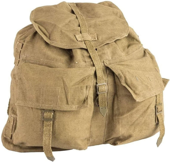 Vintage tschechischer M60-Militärrucksack aus hellbraunem Canvas mit Metallschnallen und mehreren Vordertaschen für den Außenbereich.