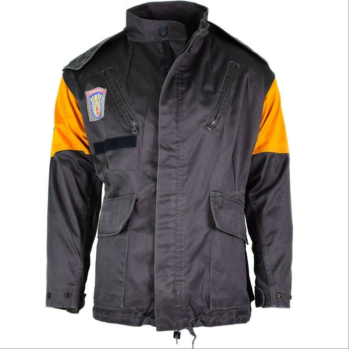 Original dänische M84-Zivilschutzjacke in Grau mit orangefarbenen Schulteraufnähern und mehreren Reißverschluss- und Pattentaschen
