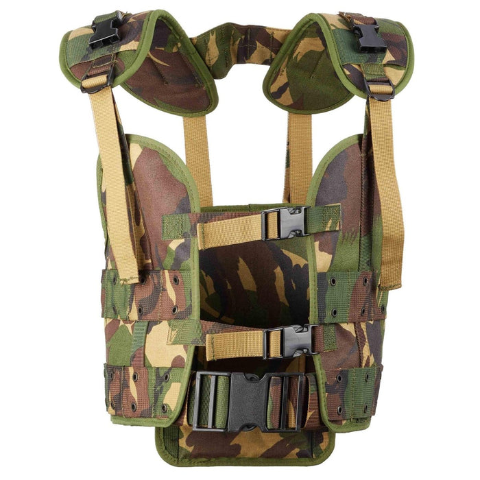 Niederländische Militär-Taktikweste in Waldtarnung mit verstellbaren Trägern und Alice-Befestigungssystem für Ausrüstung.
