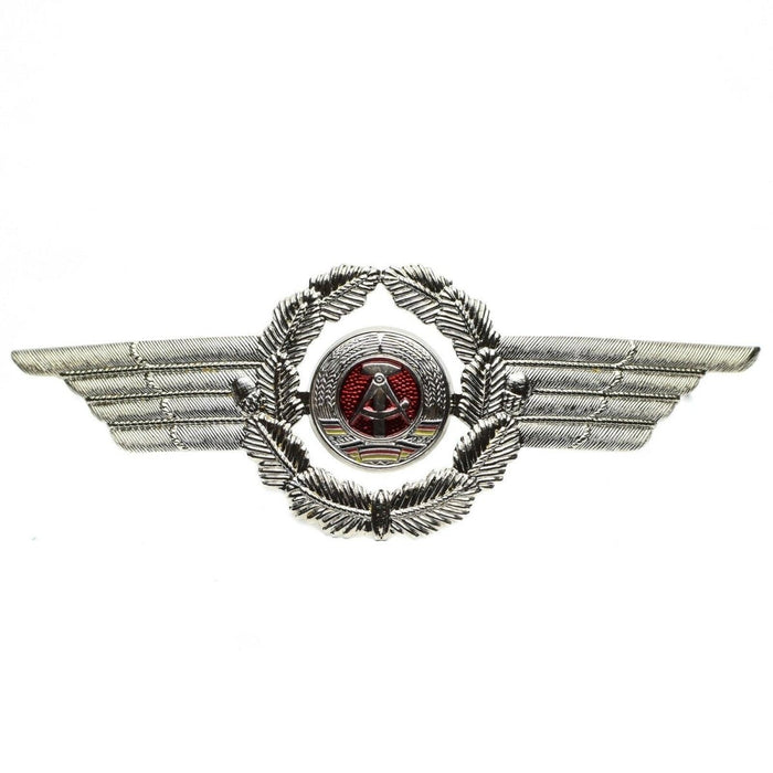 Originales ostdeutsches NVA-DDR-Armee-Militärmützen-Kokarden-Anstecker-Abzeichen mit geflügeltem silbernen Kranz und rotem Emblem in der Mitte