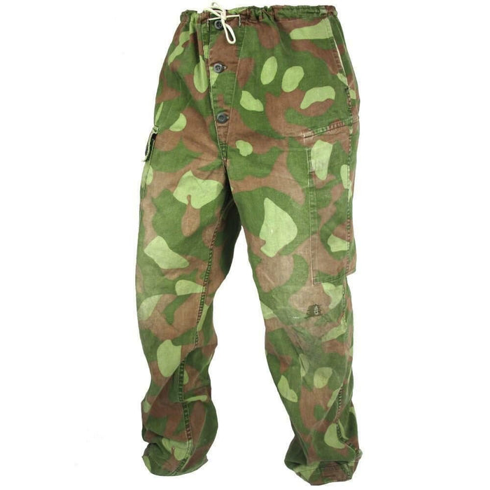 Original finnische M62-Wende-Armee-Tarnhose in grünem und braunem Tarnmuster mit strapazierfähigem Material und mehreren Taschen.