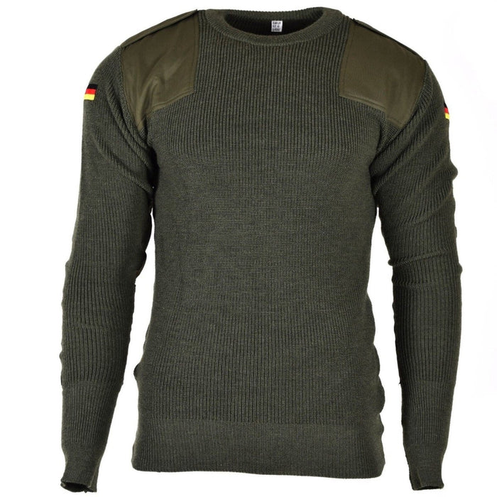 Originaler Wollpullover der Bundeswehr in Olivgrün mit verstärkten Schultern und deutschen Flaggenaufnähern an den Ärmeln