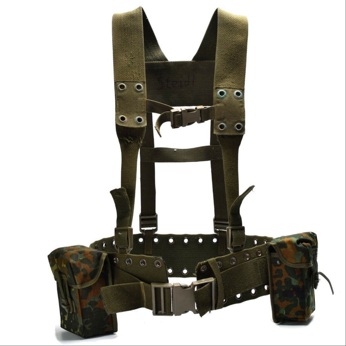 Originales taktisches 4-teiliges Gurtgurt-Set der Bundeswehr mit verstellbarem Gürtel, Schultergurten und Tarnmagazintaschen.