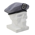 Original deutsche Feuerwehr-Baskenmütze, besticktes Stoffabzeichen, Grau