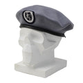 Original deutsche Feuerwehr-Baskenmütze, besticktes Stoffabzeichen, Grau